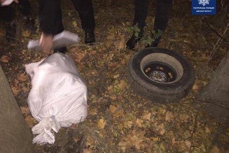 На выезде из города патрульные задержали мужчину, который снимал колеса с чужого авто
