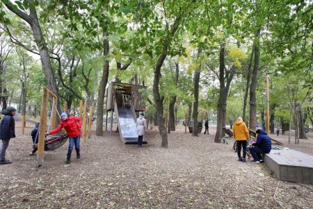 Детская площадка из экологичных материалов в парке Шевченко (фоторепортаж)