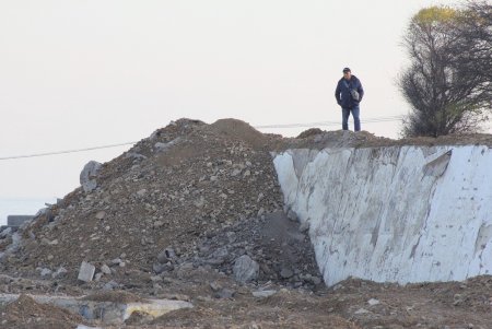 У пляжа «Дельфин» начали ремонтировать подпорные стены (фоторепортаж)