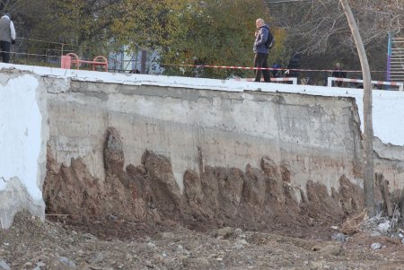 У пляжа «Дельфин» начали ремонтировать подпорные стены (фоторепортаж)
