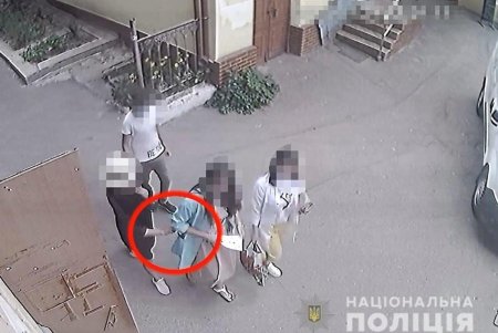 Крала телефоны в магазинах, больницах и даже в церквях: правоохранители задержали подозреваемую (фото, видео)
