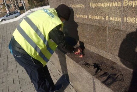 Вандалы изрисовали надписями обелиск «Крылья Победы» (фото)