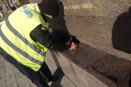 Вандалы изрисовали надписями обелиск «Крылья Победы» (фото)