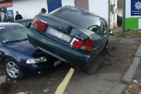 На Молдаванке водитель въехал в два припаркованных авто и скрылся (фото)