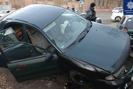 На Молдаванке водитель въехал в два припаркованных авто и скрылся (фото)