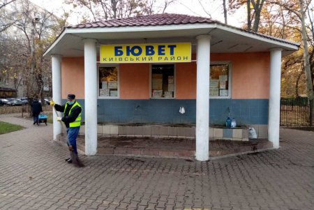 В Киевском районе коммунальщики очистили памятники и бюветы (фото)
