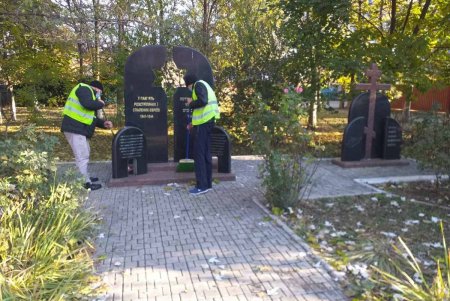 В Киевском районе коммунальщики очистили памятники и бюветы (фото)
