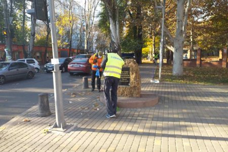 В Киевском районе коммунальщики очистили памятники и бюветы (фото)