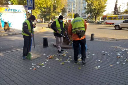 В Киевском районе коммунальщики очистили памятники и бюветы (фото)