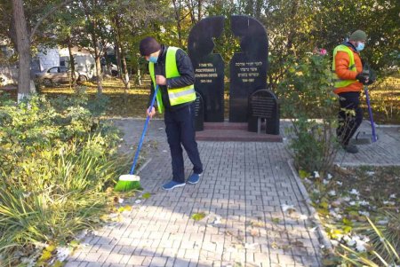 В Киевском районе коммунальщики очистили памятники и бюветы (фото)