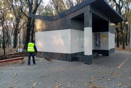 В Киевском районе коммунальщики очистили памятники и бюветы (фото)