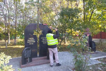 В Киевском районе коммунальщики очистили памятники и бюветы (фото)