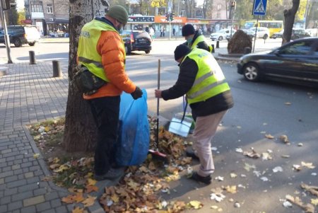 В Киевском районе коммунальщики очистили памятники и бюветы (фото)