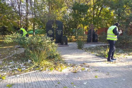 В Киевском районе коммунальщики очистили памятники и бюветы (фото)
