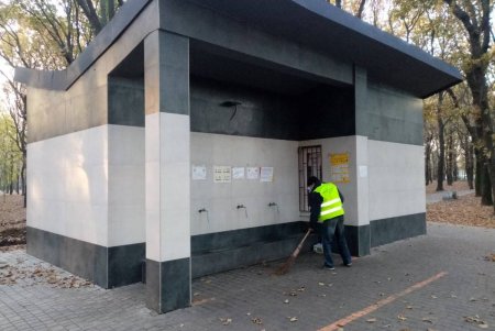 В Киевском районе коммунальщики очистили памятники и бюветы (фото)