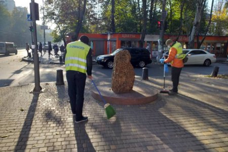 В Киевском районе коммунальщики очистили памятники и бюветы (фото)