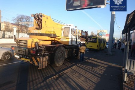 Автокран въехал в маршрутку на Среднефонтанской: пострадали пассажиры (фото, видео, обновлено)