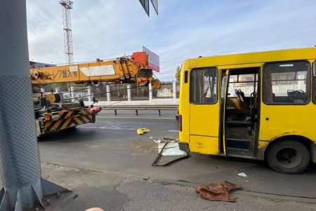 Автокран въехал в маршрутку на Среднефонтанской: пострадали пассажиры (фото, видео, обновлено)