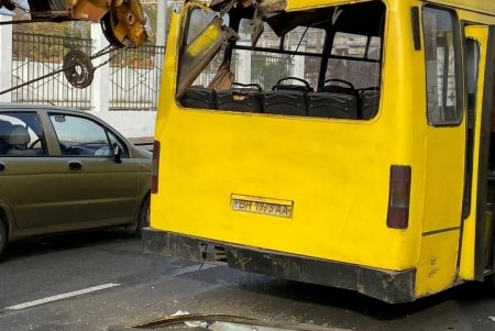 Автокран въехал в маршрутку на Среднефонтанской: пострадали пассажиры (фото, видео, обновлено)