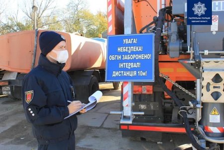 Спецтехнику одесских коммунальщиков проверили патрульные: вся она готова к зиме (фото)