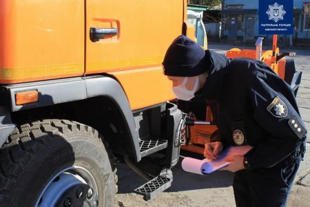 Спецтехнику одесских коммунальщиков проверили патрульные: вся она готова к зиме (фото)