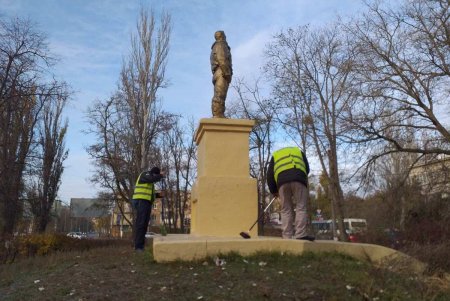 Коммунальщики привели в порядок девять бюветов, фонтанов и памятников в Малиновском районе (фото)