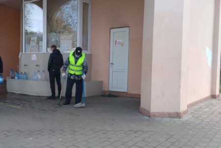 Коммунальщики привели в порядок девять бюветов, фонтанов и памятников в Малиновском районе (фото)