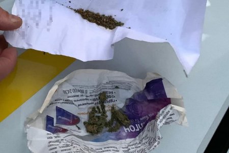 Патрульные за сутки остановили двоих мужчин с наркотиками: один прятал их в кармане, другой - в сумке (фото)