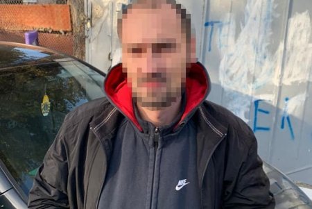 Патрульные за сутки остановили двоих мужчин с наркотиками: один прятал их в кармане, другой - в сумке (фото)