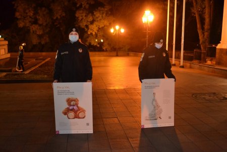 С оранжевыми шарами и оранжевыми лентами: Всеукраинская акция против насилия в Одессе началась с флешмоба на Думской площади (фото, видео)