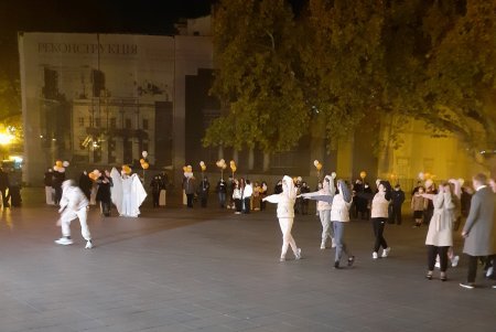 С оранжевыми шарами и оранжевыми лентами: Всеукраинская акция против насилия в Одессе началась с флешмоба на Думской площади (фото, видео)