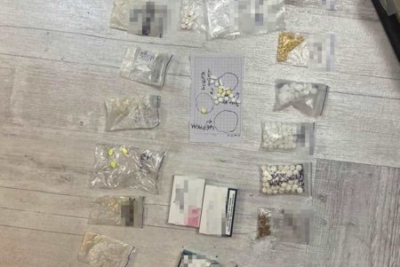 Патрульные поехали урегулировать бытовой конфликт, а обнаружили наркотики (фото)