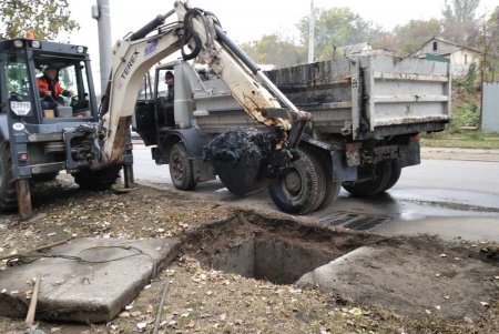 Одесские коммунальщики очистили городские системы сброса сточных вод (фото)