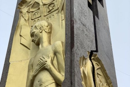 К памятному знаку жертвам Голодомора на Лидерсовском бульваре одесситы возложили цветы и колосья (фото)