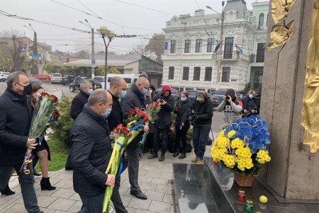 К памятному знаку жертвам Голодомора на Лидерсовском бульваре одесситы возложили цветы и колосья (фото)