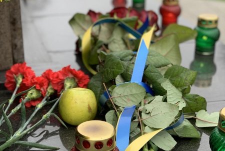 К памятному знаку жертвам Голодомора на Лидерсовском бульваре одесситы возложили цветы и колосья (фото)