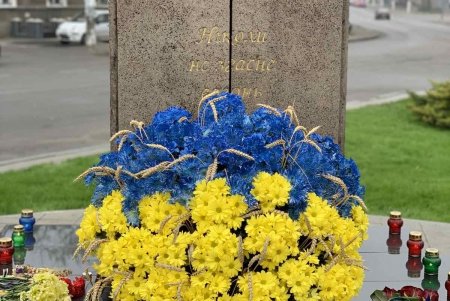 К памятному знаку жертвам Голодомора на Лидерсовском бульваре одесситы возложили цветы и колосья (фото)