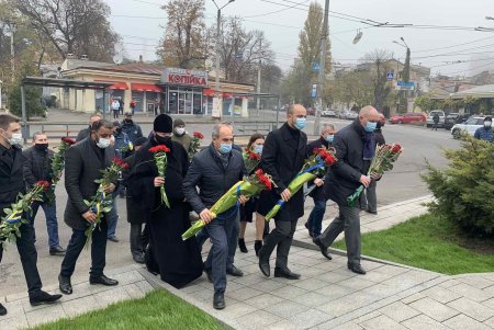К памятному знаку жертвам Голодомора на Лидерсовском бульваре одесситы возложили цветы и колосья (фото)