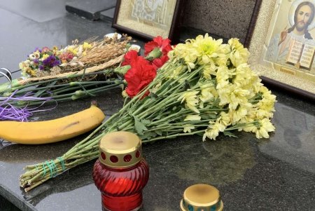 К памятному знаку жертвам Голодомора на Лидерсовском бульваре одесситы возложили цветы и колосья (фото)