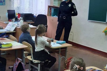 Полицейские проводят беседы с одесскими школьниками на тему буллинга (фото)