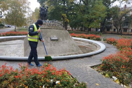 Коммунальщики очистили памятники и фонтаны в Малиновском районе (фото)