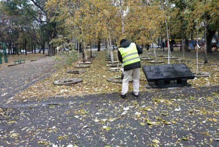 Коммунальщики очистили памятники и фонтаны в Малиновском районе (фото)