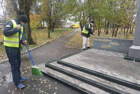 Коммунальщики очистили памятники и фонтаны в Малиновском районе (фото)
