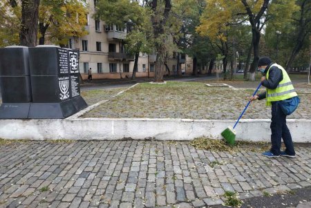 Коммунальщики очистили памятники и фонтаны в Малиновском районе (фото)