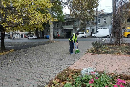 Коммунальщики очистили памятники и фонтаны в Малиновском районе (фото)