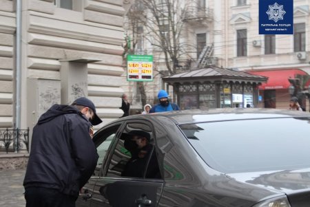 В центре Одессы полицейские искали нарушителей на парковочных местах для людей с инвалидностью (фото)