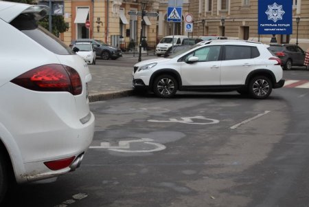 В центре Одессы полицейские искали нарушителей на парковочных местах для людей с инвалидностью (фото)