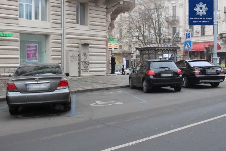 В центре Одессы полицейские искали нарушителей на парковочных местах для людей с инвалидностью (фото)