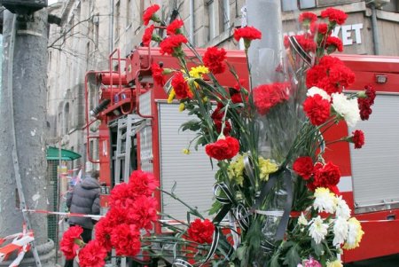 Пожар на Троицкой: первая годовщина со дня трагедии (фоторепортаж)