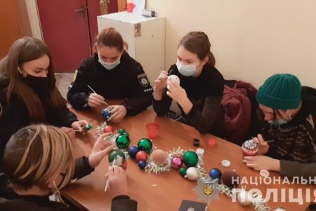 Одесские полицейские разрисовали с детьми новогодние игрушки, украсив ими ели во дворах и парках (фото, видео)